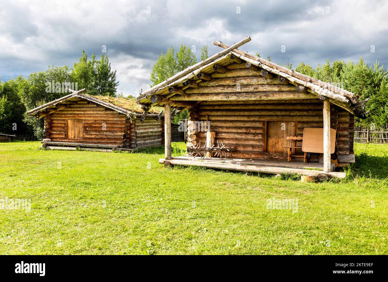 Ancien village slave. Anciennes maisons résidentielles en bois en Russie. X siècle règlement, maisons typiques reconstruction Banque D'Images