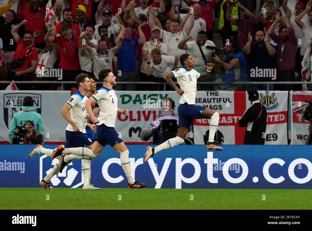 Marcus Rashford en Angleterre célèbre le premier but de leur partie lors du match de la coupe du monde de la FIFA, groupe B, au stade Ahmad Bin Ali, Al Rayyan, Qatar. Date de la photo: Mardi 29 novembre 2022. Banque D'Images