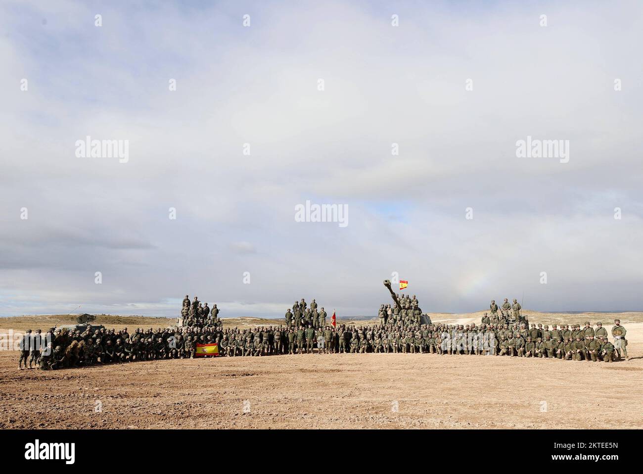 Saragosse, Espagne. 29th novembre 2022. Le roi Felipe VI participe à l'exercice INTEVAL-22 qui a lieu à Saragosse pour l'intégration et l'évaluation du prochain contingent à déployer en Lettonie, dans le cadre de l'opération EFP XII de présence avancée renforcée de l'OTAN. Credit: CORMON PRESSE/Alamy Live News Banque D'Images