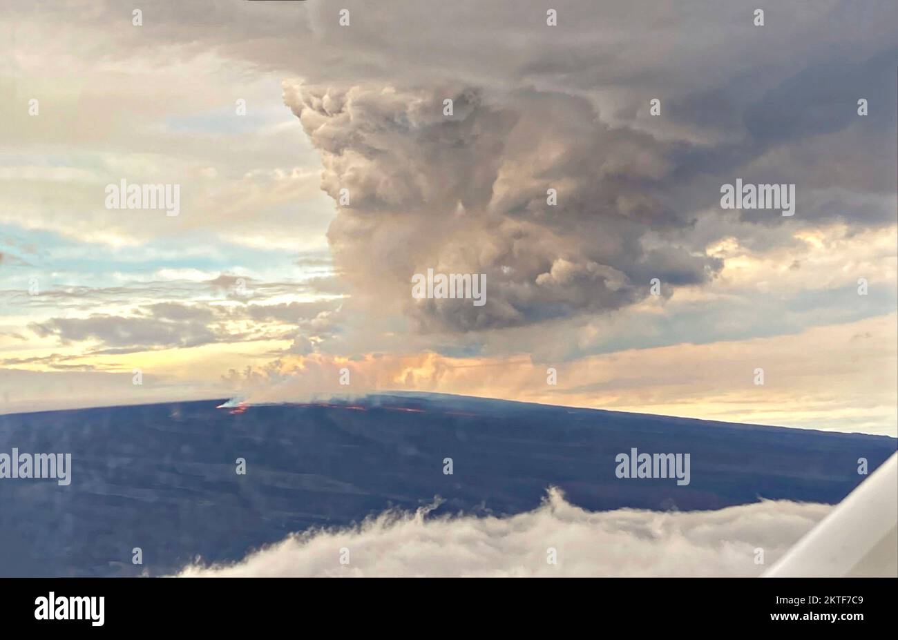 Mauna Loa, États-Unis d'Amérique. 29 novembre 2022. Vue aérienne des cendres et de la fumée émergeant de la zone de Rift du Nord-est sur le sommet de la caldera de Mauna Loa dans le parc national des volcans d'Hawaï, 29 novembre 2022 à Hawaï. La nouvelle éruption, qui est la première depuis 1984 dans le plus grand volcan actif au monde. Crédit : Natalie Deligne/USGS/Alay Live News Banque D'Images