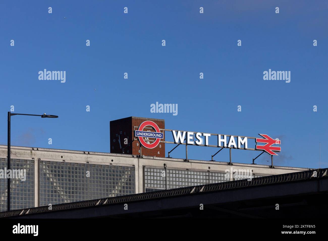 LONDRES, Royaume-Uni - 16 NOVEMBRE 2022 : panneau pour West Ham Station Banque D'Images