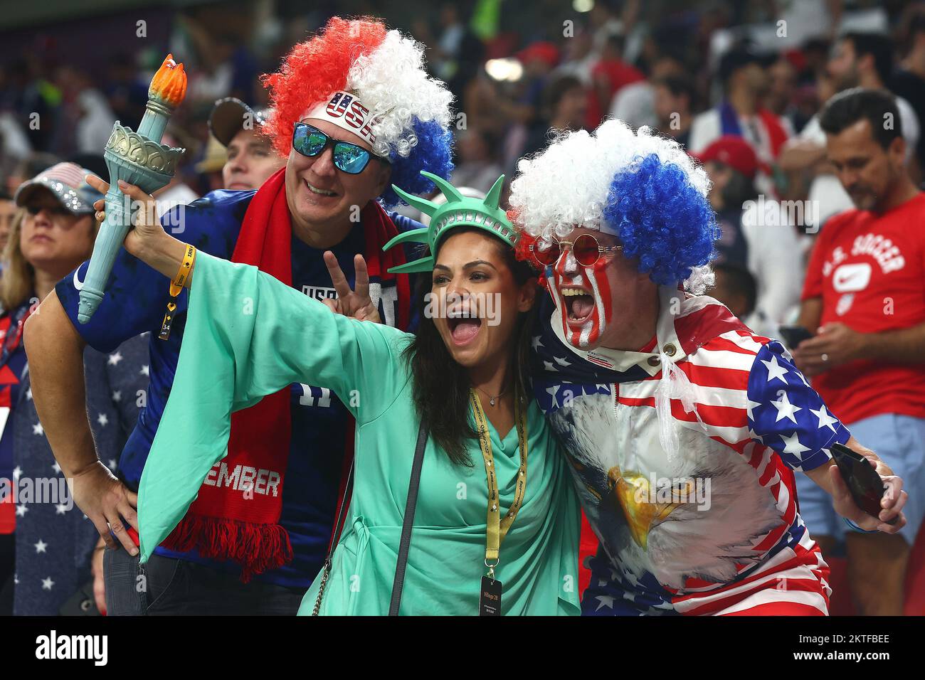 Doha, Qatar. 29th novembre 2022. Les fans américains soutiennent leur équipe lors du match du groupe B de la coupe du monde de la FIFA 2022 au stade Al Thumama à Doha, au Qatar, sur 29 novembre 2022. Photo de Chris Brunskill/UPI crédit: UPI/Alay Live News Banque D'Images