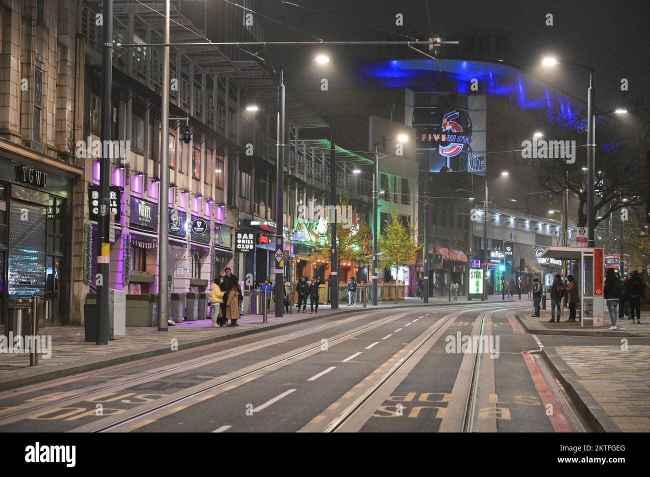 Broad Street, Birmingham, le 29 novembre 2022 - la rue Broad Street, habituellement animée de Birmingham, était pratiquement vide de circulation avec seulement quelques personnes marchant le long de l'imcélèbre bande de discothèques pendant le match Angleterre vs pays de Galles dans la Coupe du monde mardi soir. Photo par crédit : arrêter presse Media/Alamy Live News Banque D'Images