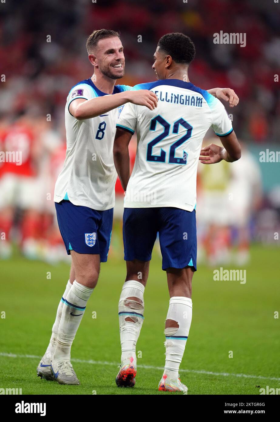Jude Bellingham et Jordan Henderson en Angleterre après le match de la coupe du monde de la FIFA, groupe B, au stade Ahmad Bin Ali, Al Rayyan, Qatar. Date de la photo: Mardi 29 novembre 2022. Banque D'Images