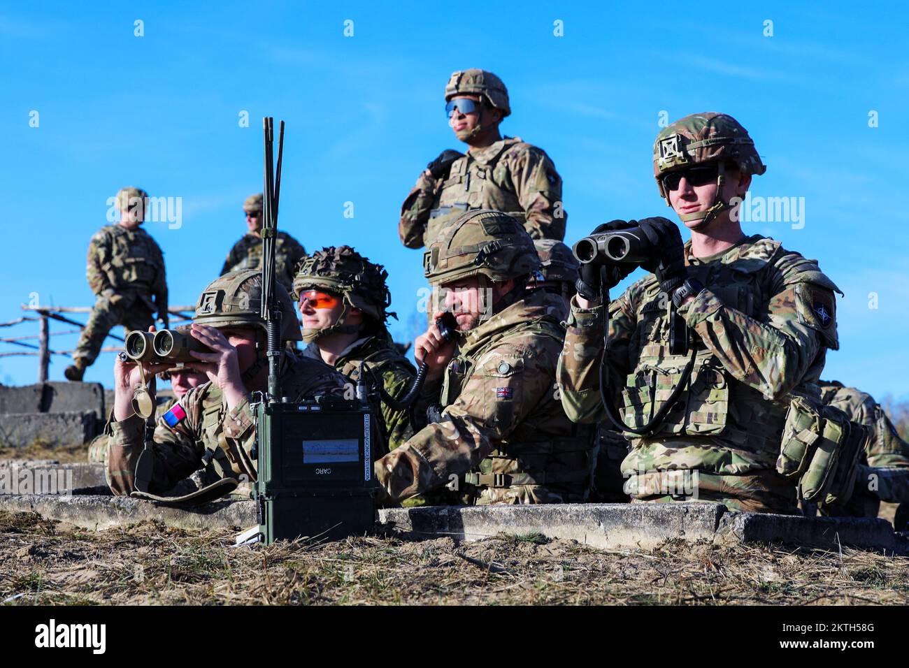 3 novembre 2022 - Torun, Pologne - OTAN présence avancée renforcée Groupe de combat Pologne États-Unis Soldats affectés au peloton de poing, 3rd Bataillon, 8th Cavalry Regiment, 3rd Armored Brigade combat Team, 1st Cavalry Division (3-1 ABCT) sous le contrôle opérationnel de la 1st Infantry Division (1 ID), aux côtés des soldats britanniques affectés à N Battery, Eagle troupe, Royal Horse Artillery confirme un appel à l'aide au feu lors d'un exercice de tir en direct avec les États-Unis Soldats affectés à Bull Battery, 2nd Bataillon, 82nd Régiment d'artillerie de campagne, 3-1 ABCT à ToruÅ„, Pologne, 3 novembre 2022. L'ABCT 3-1 est entre autres unités comme Banque D'Images