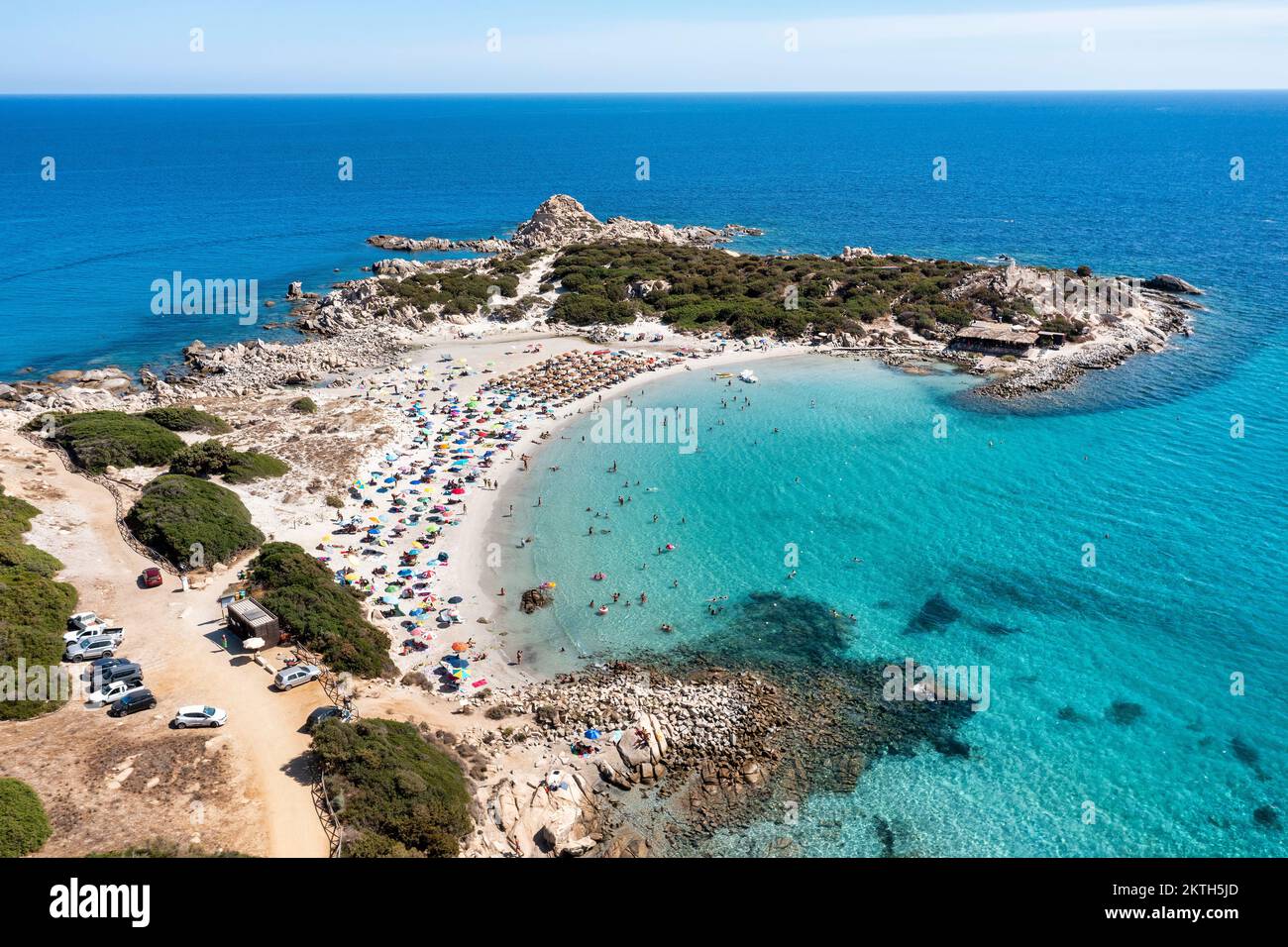 Vue aérienne de la plage de Punta Molentis près de la station balnéaire populaire de Villasimius en Sardaigne. Banque D'Images
