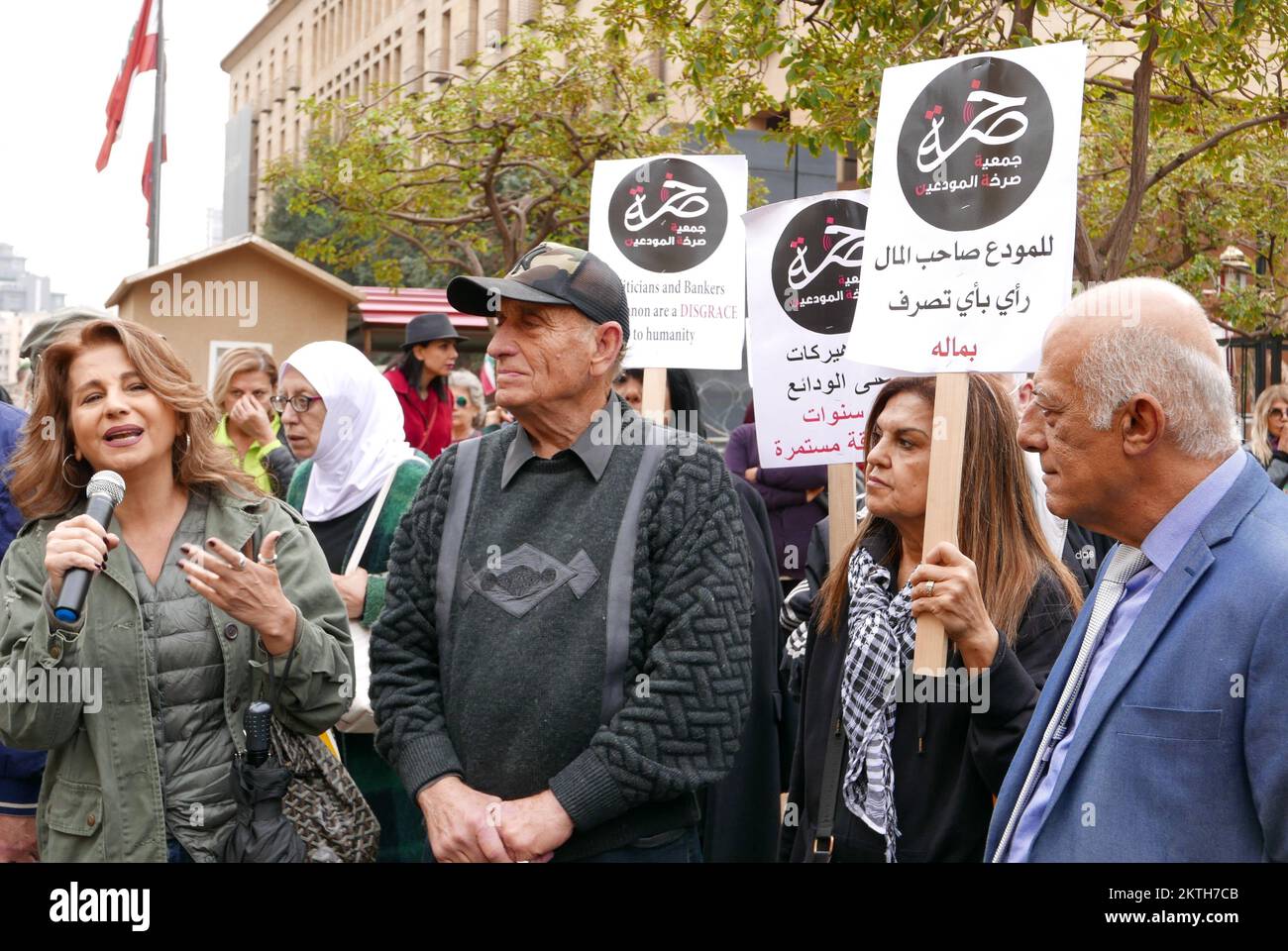 Beyrouth, Liban. 29th novembre 2022. L'Association des déposants tollé  proteste devant le Parlement contre le projet de loi sur le contrôle des  capitaux, à Beyrouth, au Liban, sur 29 novembre 2022. Selon