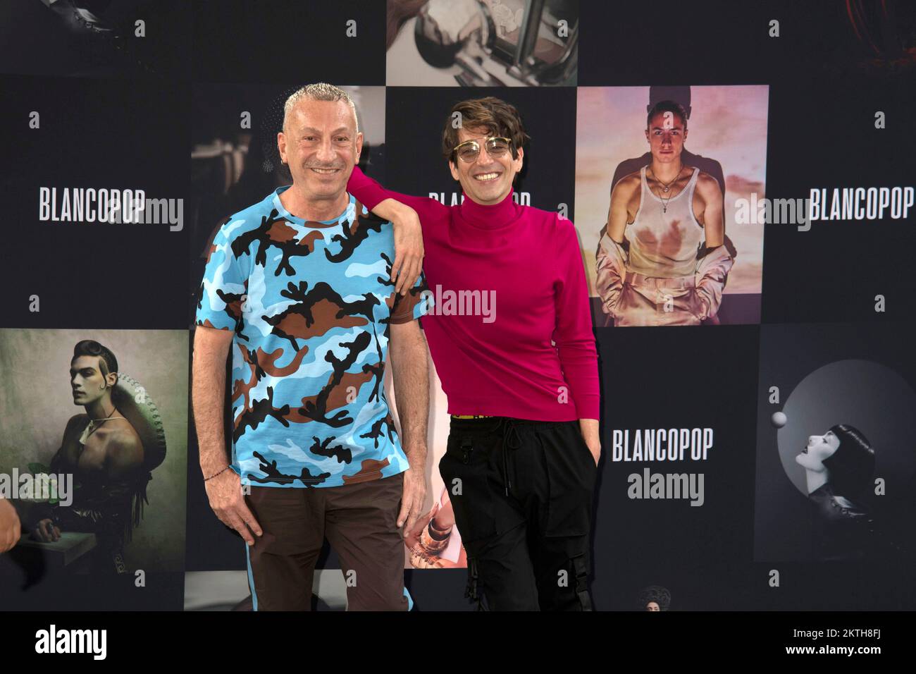 Mexico, Mexico, MEXIQUE. 29th novembre 2022. Les stylistes JUAN DE DIOS RAMIREZ (L) et ALBERTO ESCAMILLA (R), ont présenté et publié le livre BALANCOPOP: A look to the style of Fashion in Mexico', où apparaissent des artistes mexicains dans la couverture. (Image de crédit : © Jorge Nunez/ZUMA Press Wire) Banque D'Images