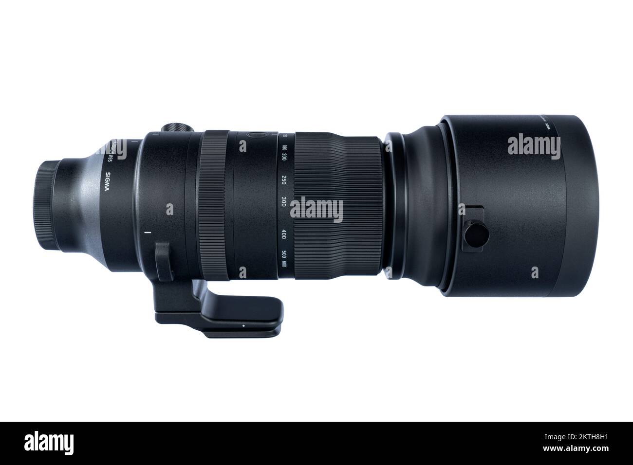 Sigma 150-600mm F5-6,3 DG DN OS objectif sport Sony e mount isolé sur blanc. Photographie prise en Espagne sur 28 novembre 2022. Banque D'Images