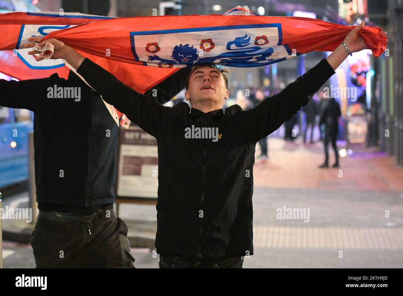 Broad Street, Birmingham, le 29 novembre 2022 - deux fans de l'Angleterre marchent joyeusement chez eux avec des drapeaux sur Broad Street à Birmingham après que l'Angleterre ait battu le pays de Galles 3-0 en Coupe du monde mardi soir. Photo par crédit : arrêter presse Media/Alamy Live News Banque D'Images