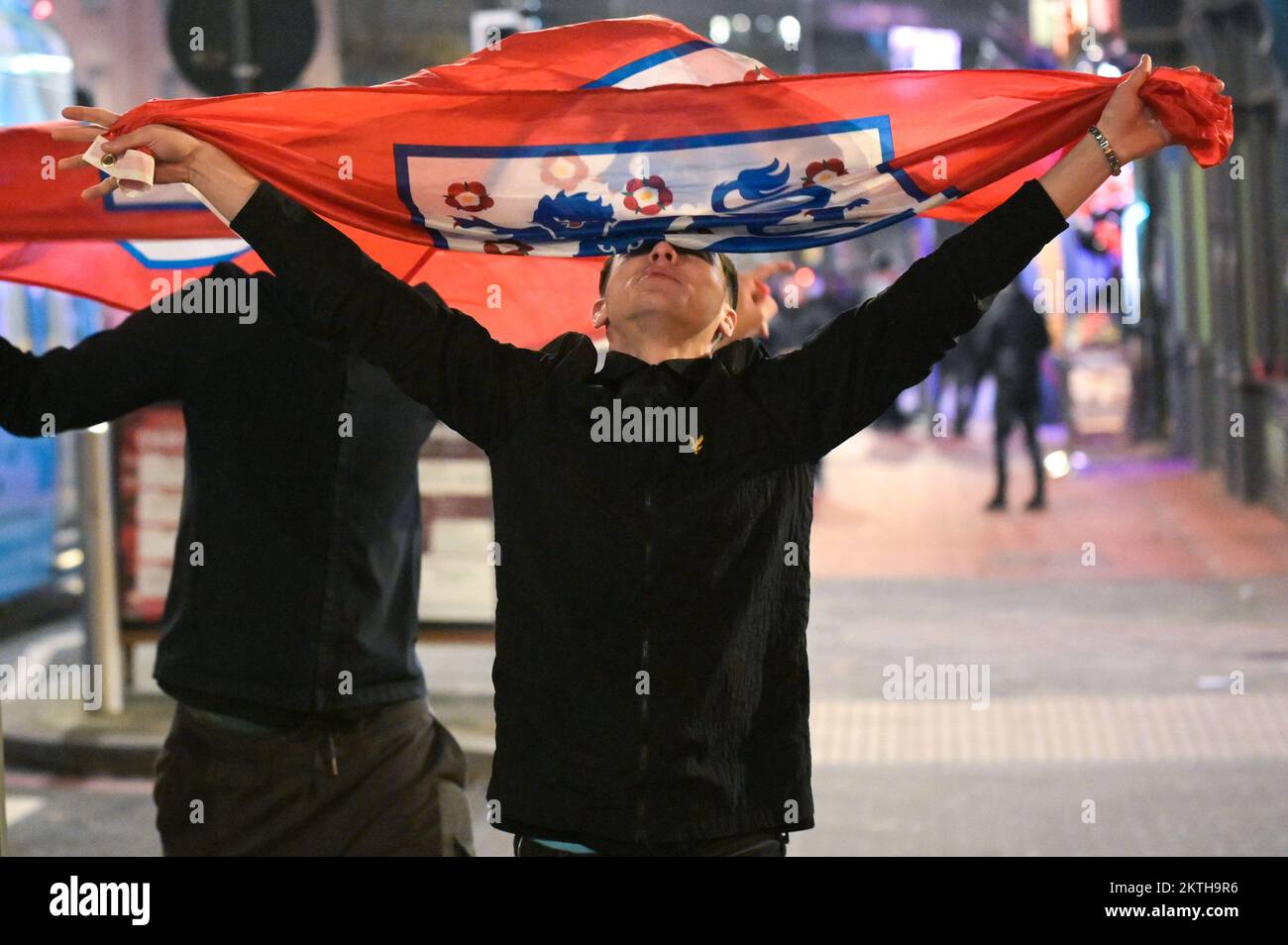 Broad Street, Birmingham, le 29 novembre 2022 - deux fans de l'Angleterre marchent joyeusement chez eux avec des drapeaux sur Broad Street à Birmingham après que l'Angleterre ait battu le pays de Galles 3-0 en Coupe du monde mardi soir. Photo par crédit : arrêter presse Media/Alamy Live News Banque D'Images