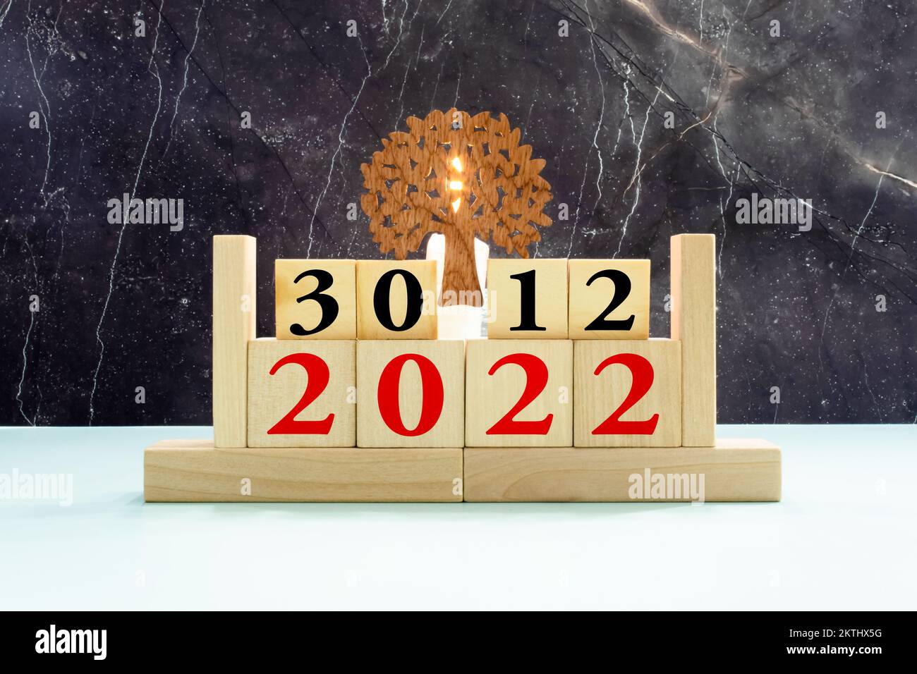 Calendrier en forme de cube pour 30 décembre sur une surface en bois avec espace vide pour le texte, calendrier en forme de cube pour décembre sur fond de bois Banque D'Images