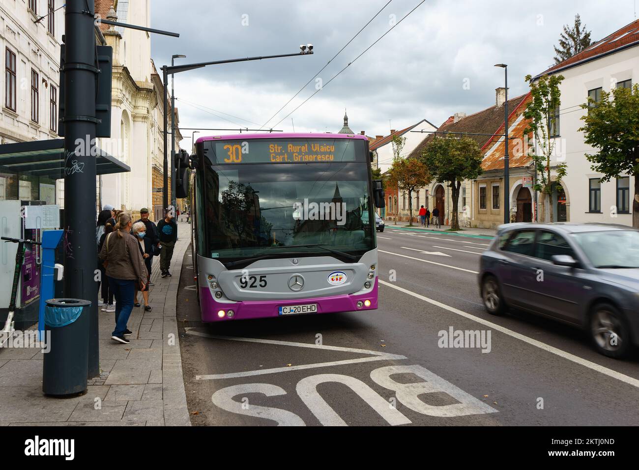 Cluj-Napoca, Roumanie - 17 septembre 2022: Cluj-Napoca société de transport public bus en circulation le 21 décembre 1989 Boulevard à Cluj-Napoca. Banque D'Images