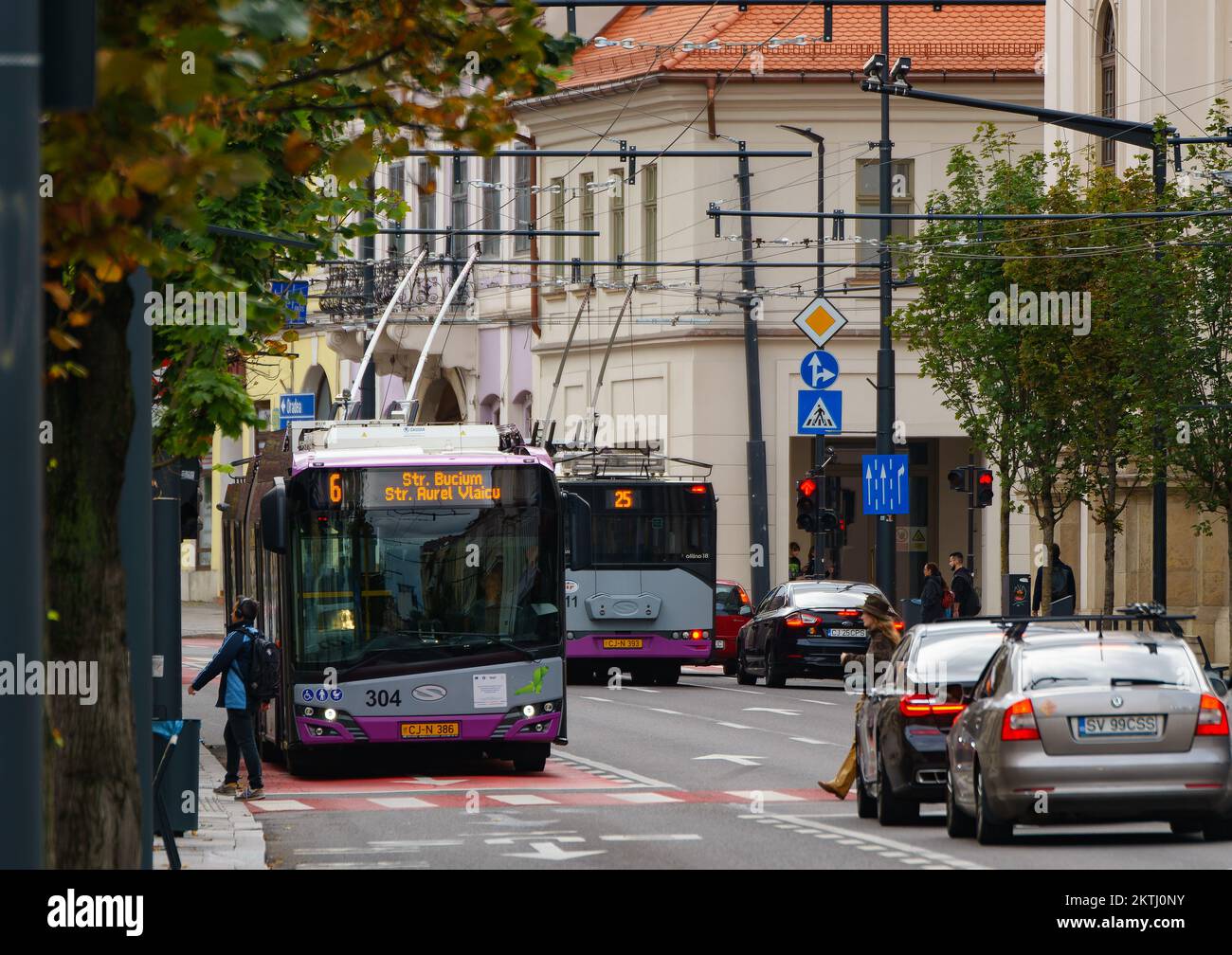 Cluj-Napoca, Roumanie - 17 septembre 2022: Cluj-Napoca société de transport public trolleybus sont en circulation le 21 décembre 1989 boulevard à Cluj-Napo Banque D'Images