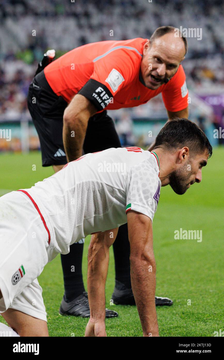 Doha, Catar. 29th novembre 2022. MOHAMMADI Milad d'Iran et arbitre Antonio Miguel Mateu Lahoz lors d'un match entre l'Iran et les Etats-Unis, valable pour la phase de groupe de la coupe du monde, tenue au stade Al Thumama à Doha, Qatar. Credit: Marcelo Machado de Melo/FotoArena/Alay Live News Banque D'Images