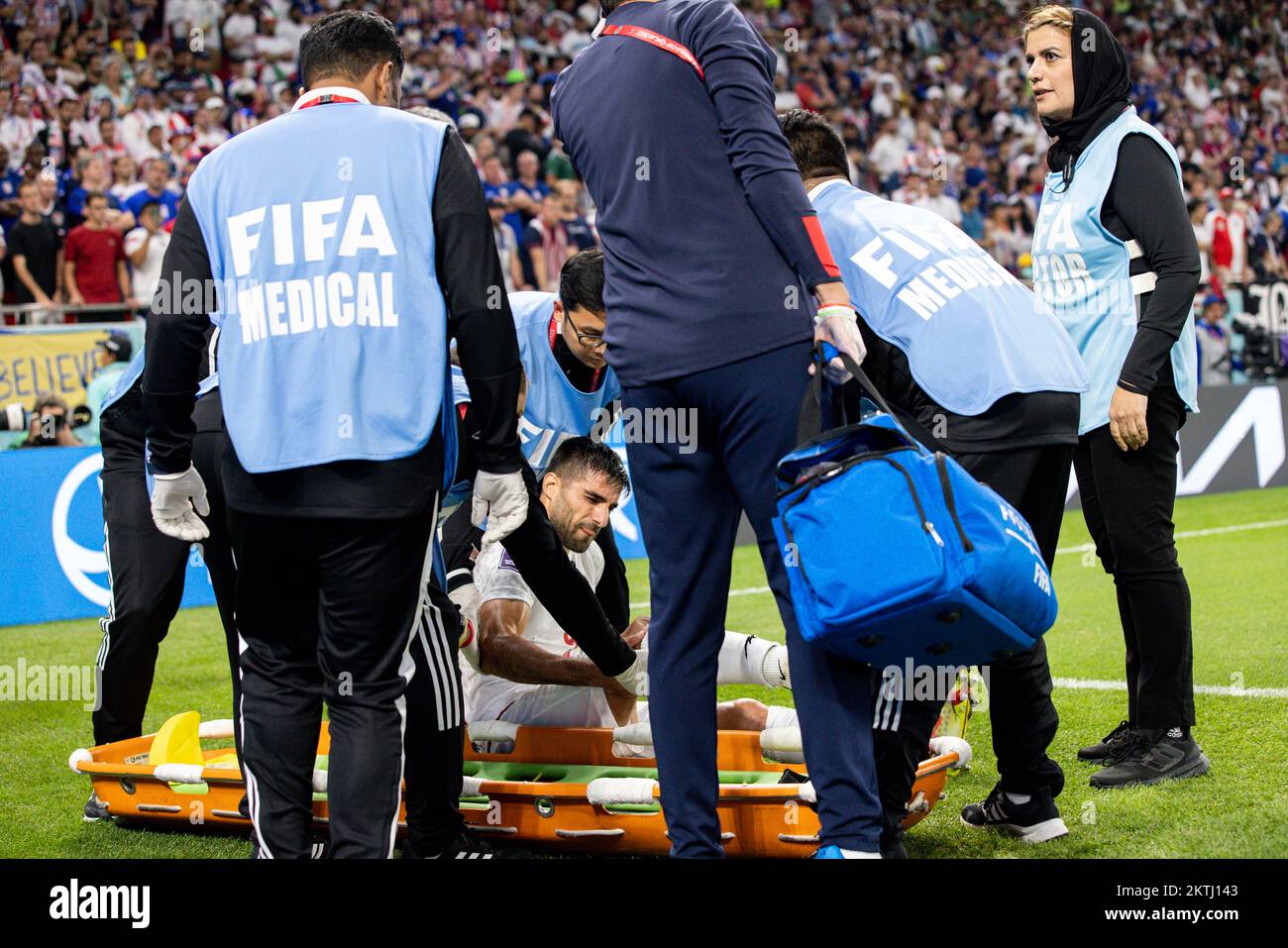 Doha, Catar. 29th novembre 2022. MOHAMMADI Milad d'Iran est blessé et laisse sur une civière pendant un match entre l'Iran et les Etats-Unis, valable pour la phase de groupe de la coupe du monde, tenue au stade Al Thumama à Doha, Qatar. Credit: Marcelo Machado de Melo/FotoArena/Alay Live News Banque D'Images