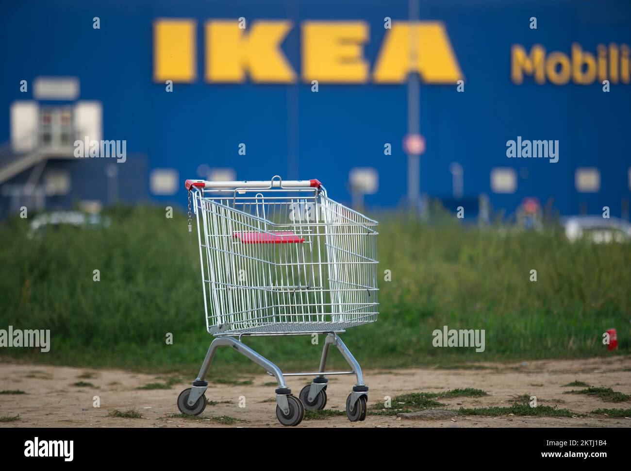Bucarest, Roumanie - 07 octobre 2022: Un panier de supermarché est vu devant le magasin IKEA Bucharest Baneasa, dans le nord de Bucarest, Roumanie. Banque D'Images