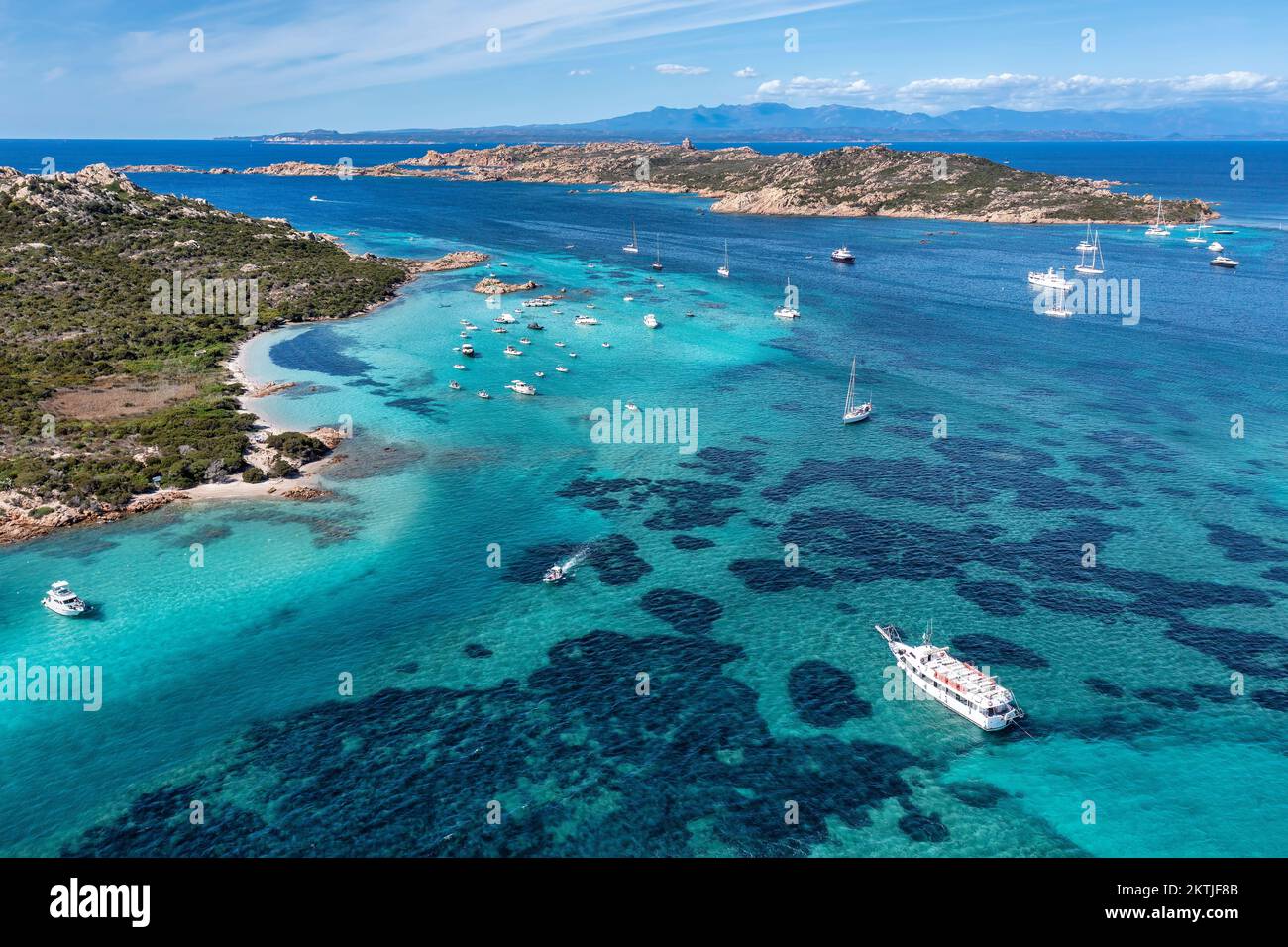 Vue aérienne des îles et des bateaux de touristes dans l'archipel de la Maddalena, Costa Smeralda, Sardaigne, Italie. Banque D'Images