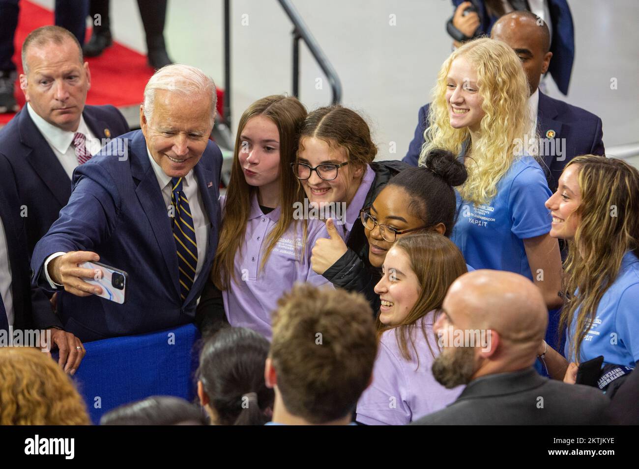 Bay City, Michigan, États-Unis. 29th novembre 2022. Le président Joe Biden a visité la nouvelle usine de microprocesseurs SK Siltron, qui a ouvert ses portes en septembre. Il a parlé des efforts de son administration pour créer des emplois manufacturiers bien rémunérés. Les puces de SK Siltron sont spécialement conçues pour une utilisation dans les véhicules électriques. Crédit : Jim West/Alay Live News Banque D'Images