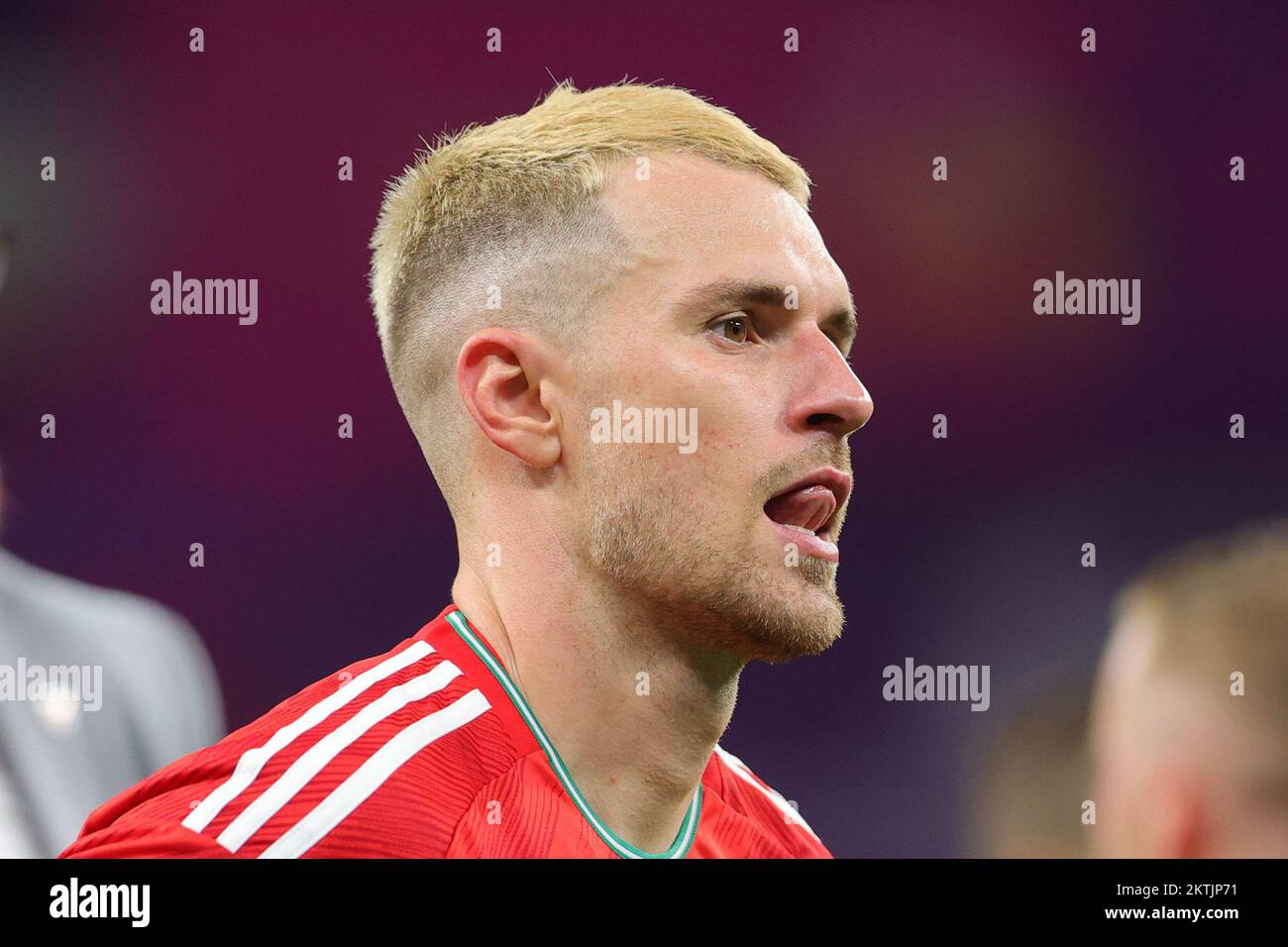 AR Rayyan, Qatar. 29th novembre 2022. Aaron Ramsey, du pays de Galles, remercie les fans du pays de Galles lors du match du groupe B de la coupe du monde de la FIFA, Qatar 2022 entre le pays de Galles et l'Angleterre au stade Ahmad Bin Ali, AR-Rayyan, Qatar, le 29 novembre 2022. Photo de Peter Dovgan. Utilisation éditoriale uniquement, licence requise pour une utilisation commerciale. Aucune utilisation dans les Paris, les jeux ou les publications d'un seul club/ligue/joueur. Crédit : UK Sports pics Ltd/Alay Live News Banque D'Images