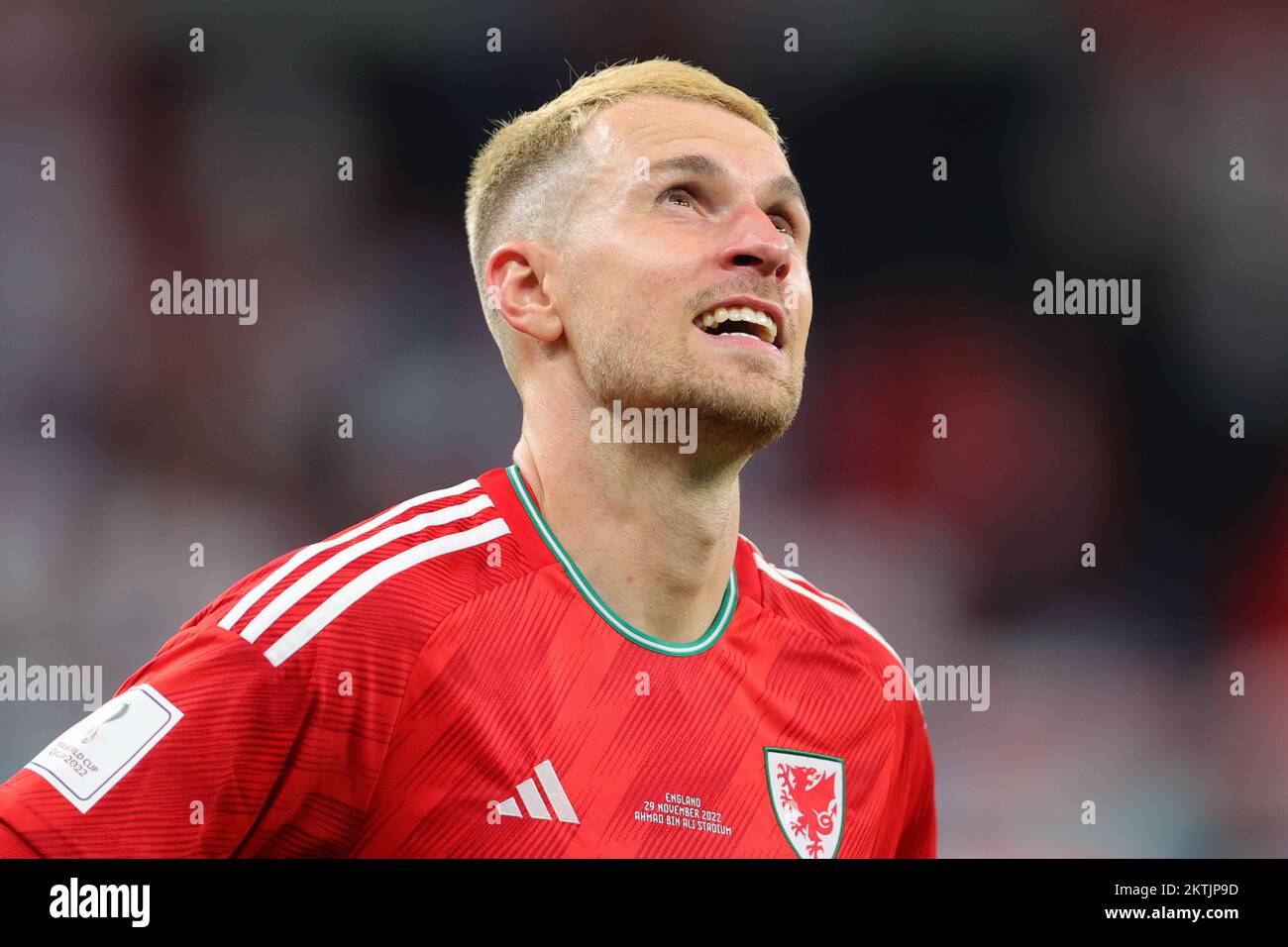 AR Rayyan, Qatar. 30th novembre 2022. Aaron Ramsey, du pays de Galles, regarde le ciel en remerciant les fans du pays de Galles lors du match du groupe B de la coupe du monde de la FIFA, Qatar 2022 entre le pays de Galles et l'Angleterre, au stade Ahmad Bin Ali, AR-Rayyan, Qatar, le 29 novembre 2022. Photo de Peter Dovgan. Utilisation éditoriale uniquement, licence requise pour une utilisation commerciale. Aucune utilisation dans les Paris, les jeux ou les publications d'un seul club/ligue/joueur. Crédit : UK Sports pics Ltd/Alay Live News Banque D'Images