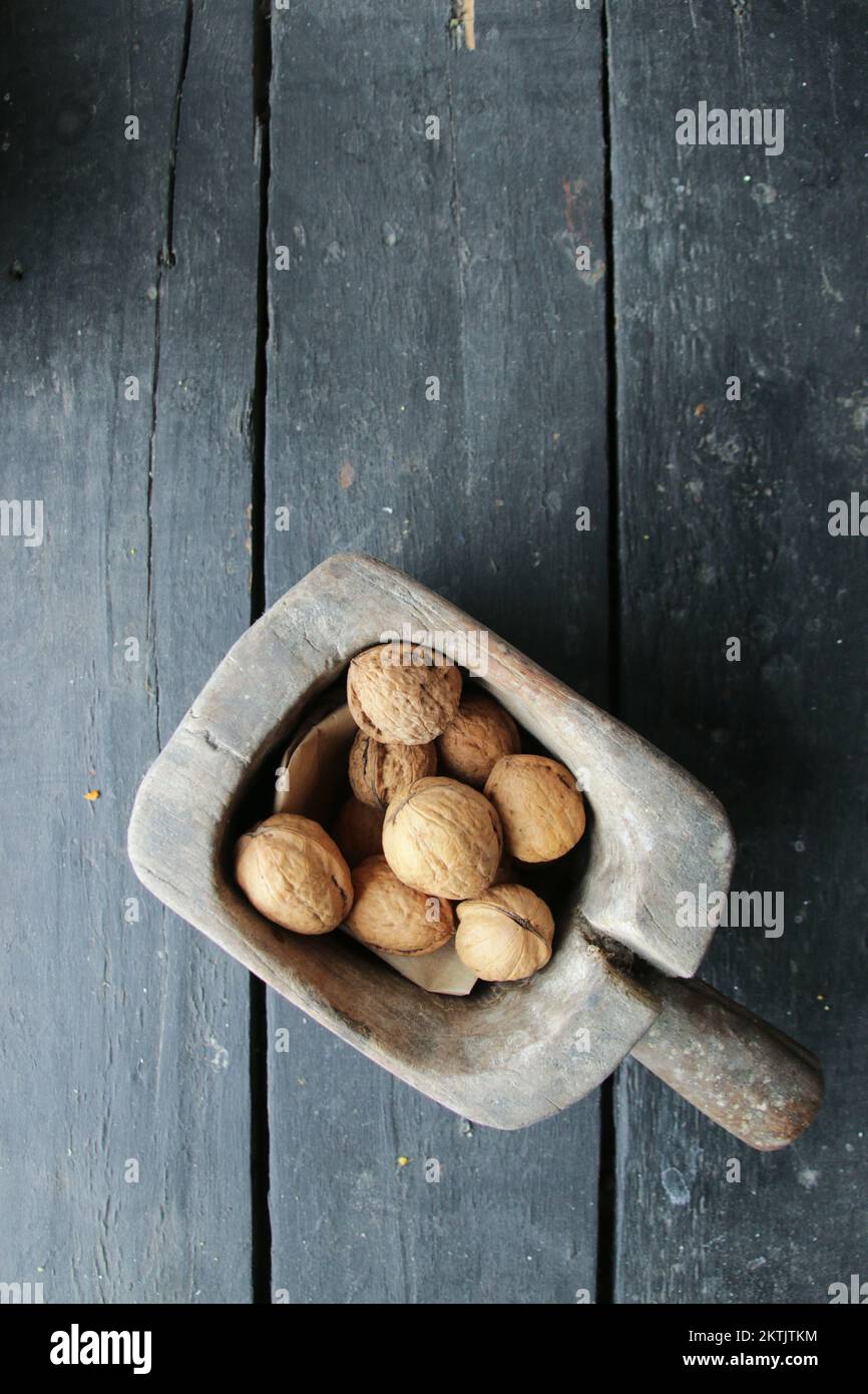 Noix dans une boîte en bois vintage. Nourriture naturelle. Banque D'Images