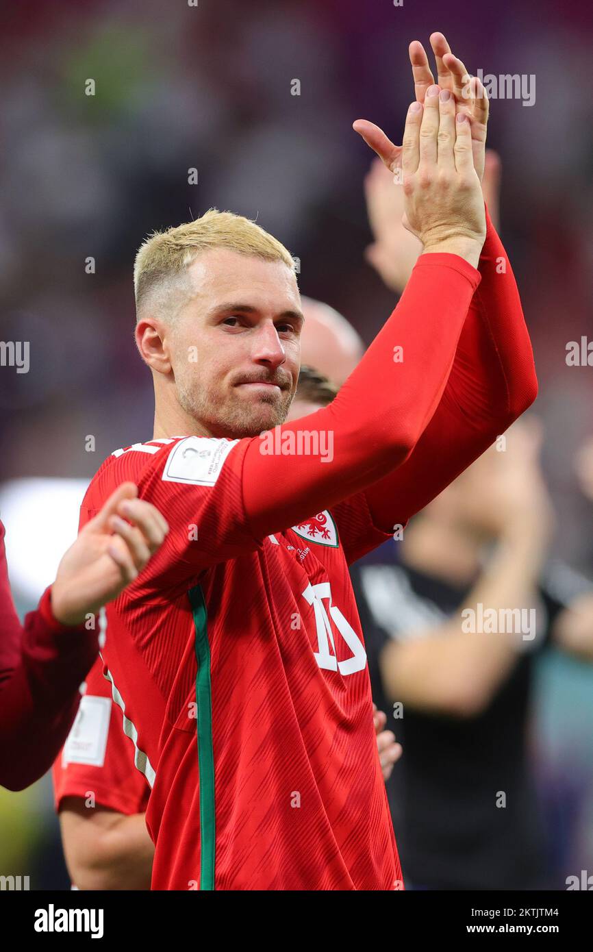 AR Rayyan, Qatar. 29th novembre 2022. Aaron Ramsey, du pays de Galles, remercie les fans du pays de Galles lors du match du groupe B de la coupe du monde de la FIFA, Qatar 2022 entre le pays de Galles et l'Angleterre au stade Ahmad Bin Ali, AR-Rayyan, Qatar, le 29 novembre 2022. Photo de Peter Dovgan. Utilisation éditoriale uniquement, licence requise pour une utilisation commerciale. Aucune utilisation dans les Paris, les jeux ou les publications d'un seul club/ligue/joueur. Crédit : UK Sports pics Ltd/Alay Live News Banque D'Images
