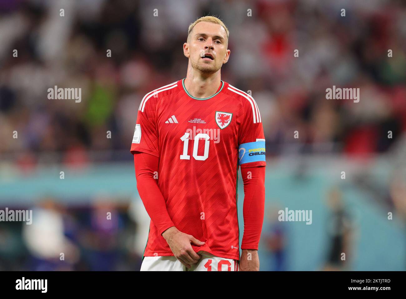 AR Rayyan, Qatar. 29th novembre 2022. Aaron Ramsey, du pays de Galles, regarde le match du groupe B de la coupe du monde de la FIFA, Qatar 2022 entre le pays de Galles et l'Angleterre au stade Ahmad Bin Ali, AR-Rayyan, Qatar, le 29 novembre 2022. Photo de Peter Dovgan. Utilisation éditoriale uniquement, licence requise pour une utilisation commerciale. Aucune utilisation dans les Paris, les jeux ou les publications d'un seul club/ligue/joueur. Crédit : UK Sports pics Ltd/Alay Live News Banque D'Images