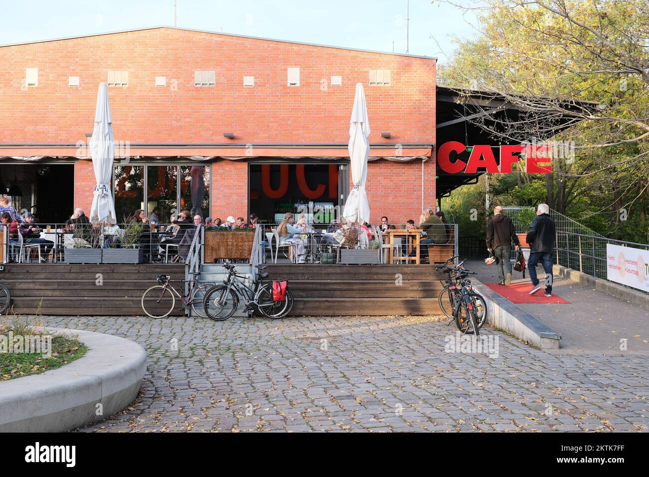 Berlin Allemagne, 27 octobre 2022, café bien fréquenté avec terrasse au parc Am Gleisdreieck Banque D'Images