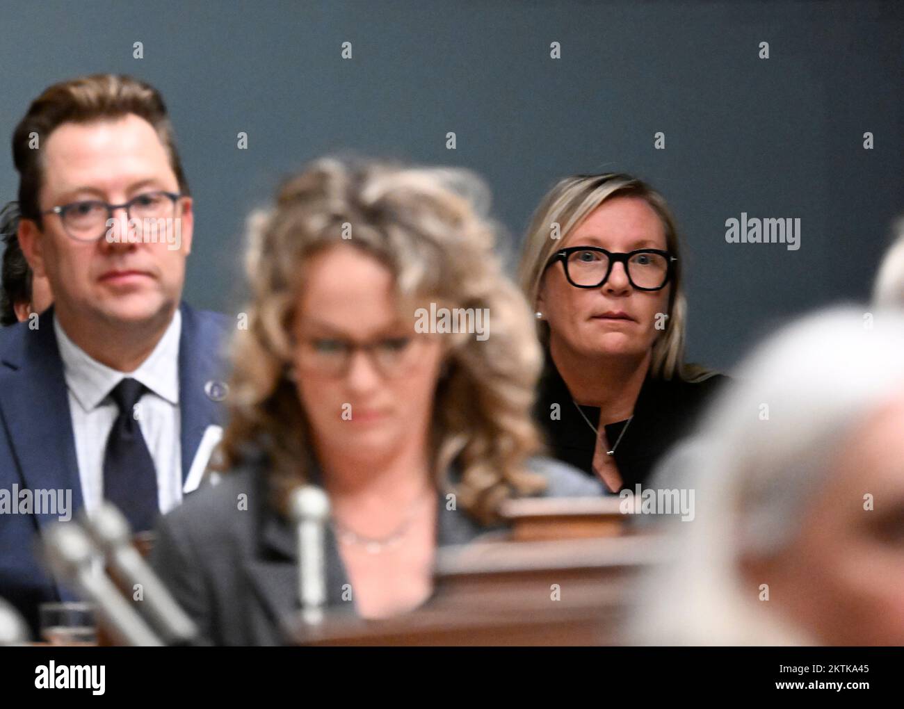Indépendante MNA Marie-Claude Nichols, à droite, siège comme l'Assemblée nationale reprend pour sa législature de 43rd, mardi, 29 novembre 2022, à Québec. Nichols, qui a été chassé du caucus libéral après avoir insisté pour être nommé vice-président de la Chambre, a assisté à l'élection du président de la Chambre et des trois vice-présidents. LA PRESSE CANADIENNE/Jacques Boissinot Banque D'Images