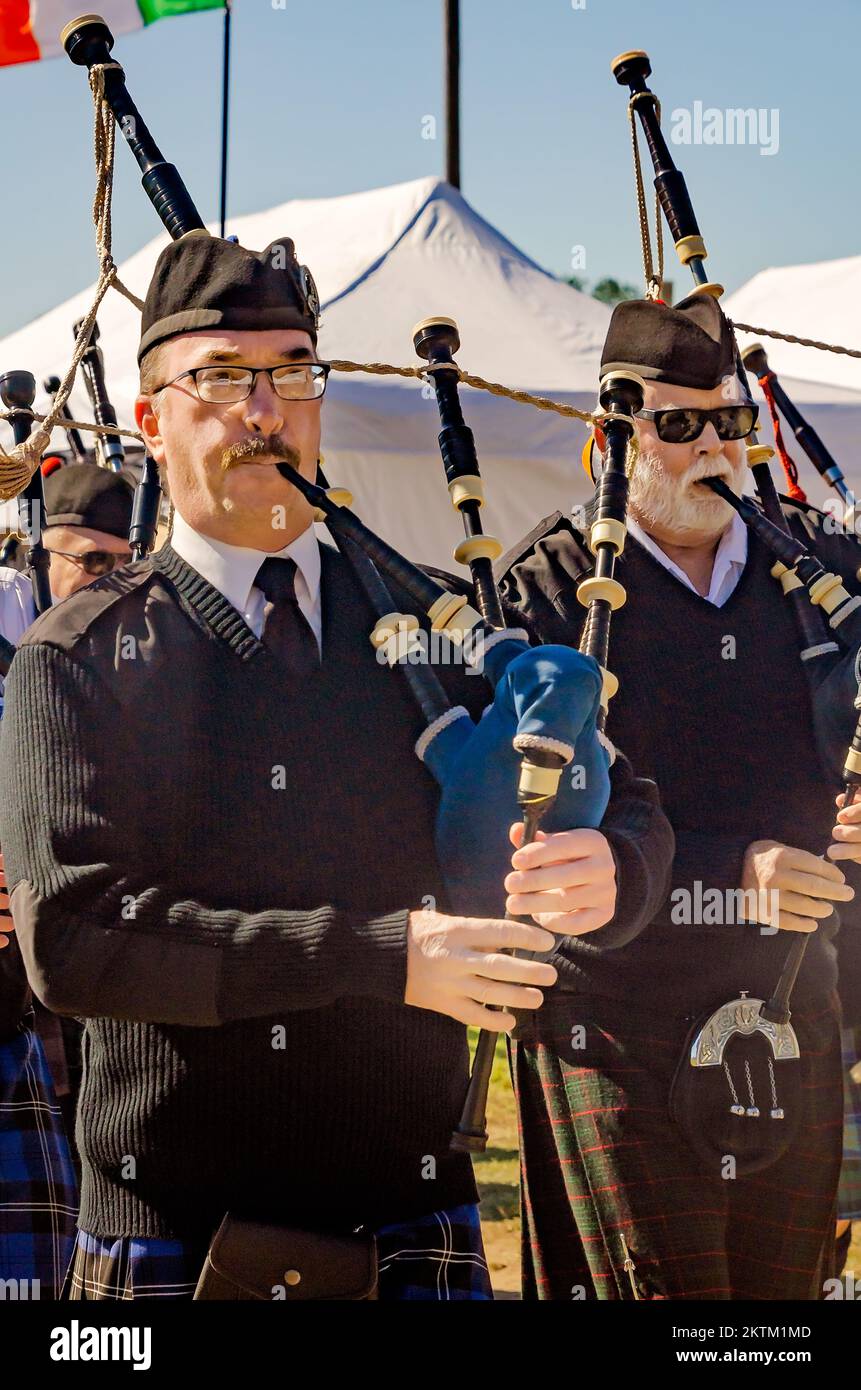 Les cornemuses écossaises jouent les cornemuses lors de la parade des tartans lors du festival annuel de musique celtique à Gulfport, Mississippi. Banque D'Images