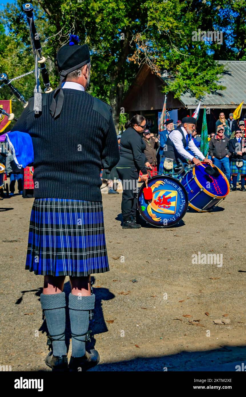 Un joueur de cornemuse écossais joue les cornemuses lors du Celtic Music Festival annuel et des Scottish Highland Games, 13 novembre 2022, à Gulfport, Mississippi. Banque D'Images