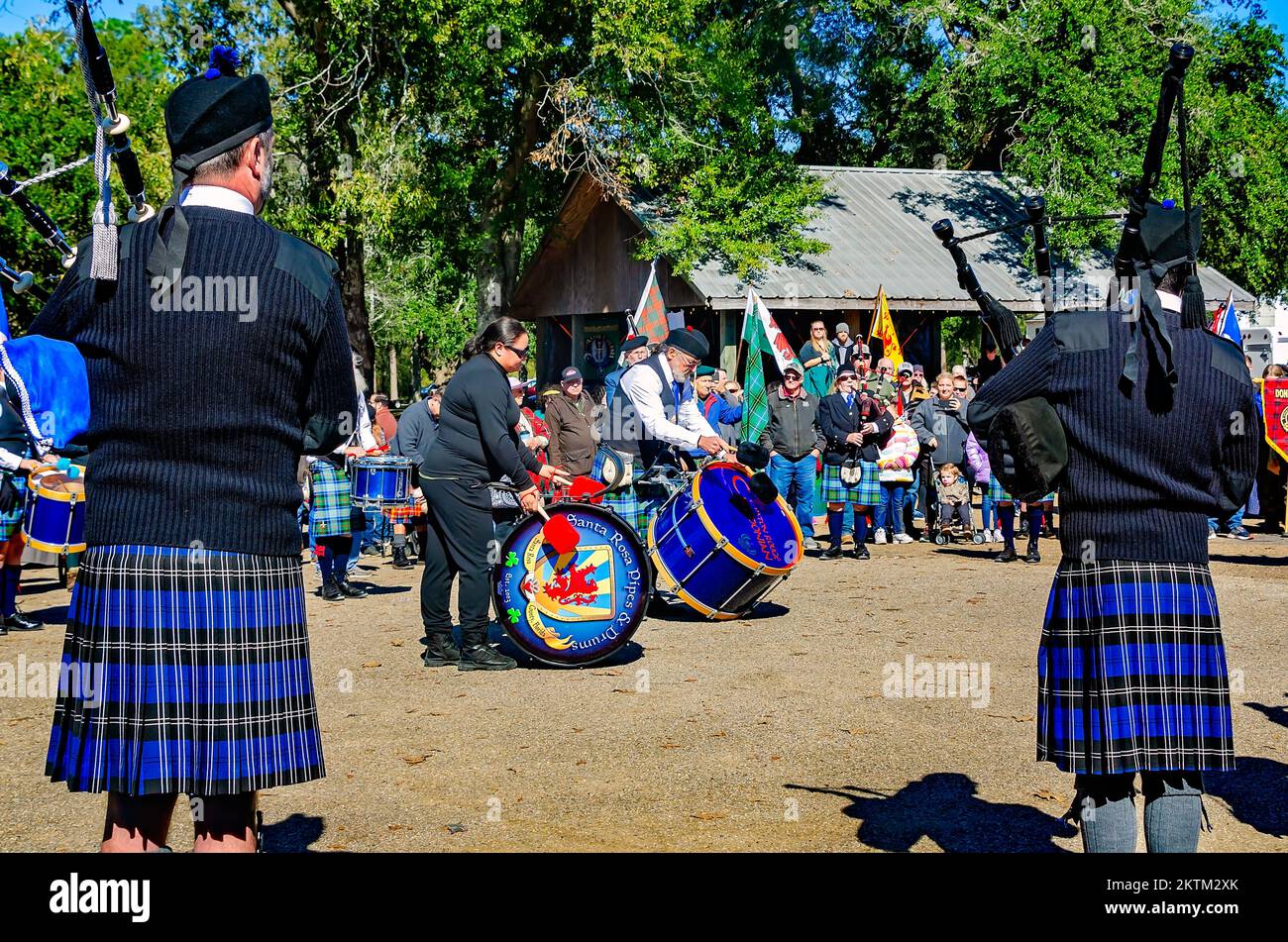 Les cornemuses écossaises jouent les cornemuses lors de la parade des tartans lors du Celtic Music Festival à Gulfport, Mississippi. Banque D'Images