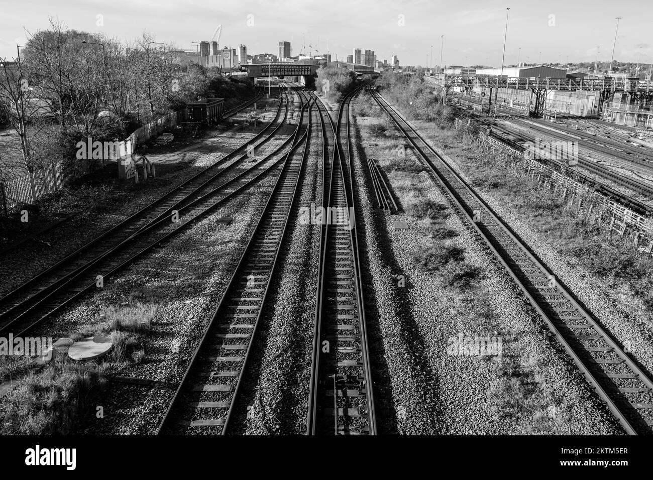 Voies ferroviaires vues depuis un pont à Neasden, North West London, Black and White, novembre 2022. Angleterre, Royaume-Uni. Banque D'Images