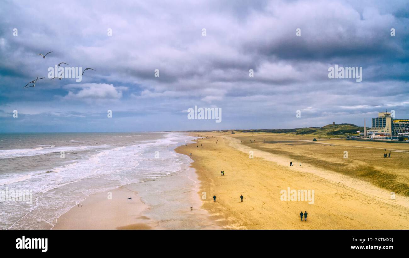 Beau paysage de bord de mer - vue sur la plage près du remblai de la Haye avec les gens faisant la promenade, les pays-Bas Banque D'Images