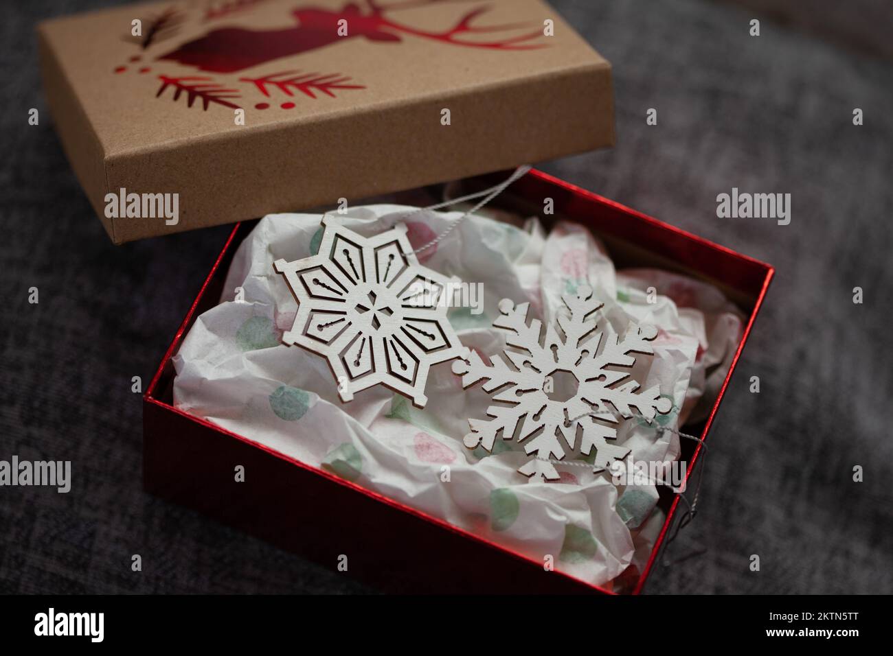 Les décorations de flocon de neige d'arbre de Noël découpées au laser sont  dans une boîte avec du papier de soie Photo Stock - Alamy