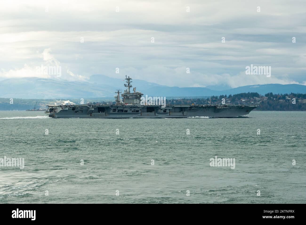 Le porte-avions USS Nimitz (CVN 68) transite le Puget Sound après avoir quitté son homeport de Bremerton, Washington, le 28 novembre 2022. Nimitz fournit à l'autorité de commandement nationale une capacité de combat souple et talible en tant que vaisseau amiral d'un groupe de grève des transporteurs qui maintient la stabilité et la sécurité maritimes pour assurer l'accès, décourager l'agression et défendre les intérêts américains, alliés et partenaires. (É.-U. Photo de la marine par le Spécialiste des communications de masse 1st classe Margie M. Vinson) Banque D'Images