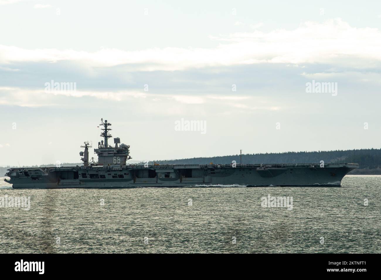 Le porte-avions USS Nimitz (CVN 68) transite le Puget Sound après avoir quitté son homeport de Bremerton, Washington, le 28 novembre 2022. Nimitz fournit à l'autorité de commandement nationale une capacité de combat souple et talible en tant que vaisseau amiral d'un groupe de grève des transporteurs qui maintient la stabilité et la sécurité maritimes pour assurer l'accès, décourager l'agression et défendre les intérêts américains, alliés et partenaires. (É.-U. Photo de la marine par le Spécialiste des communications de masse 1st classe Margie M. Vinson) Banque D'Images