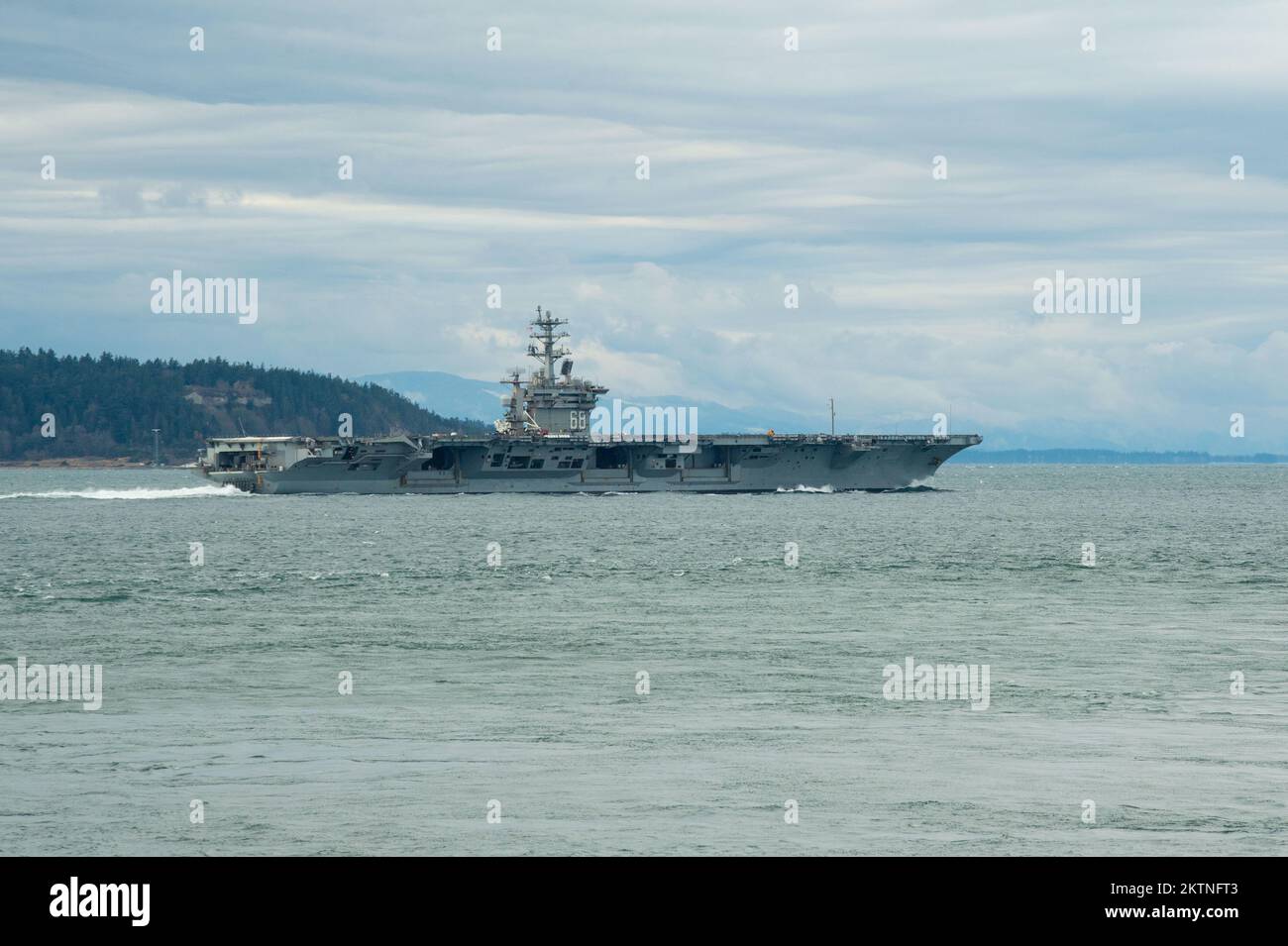 Le porte-avions USS Nimitz (CVN 68) transite le Puget Sound après avoir quitté son homeport de Bremerton, Washington, le 28 novembre 2022. Nimitz fournit à l'autorité de commandement nationale une capacité de combat souple et talible en tant que vaisseau amiral d'un groupe de grève des transporteurs qui maintient la stabilité et la sécurité maritimes pour assurer l'accès, décourager l'agression et défendre les intérêts américains, alliés et partenaires. (É.-U. Photo de la marine par le Spécialiste des communications de masse 1st classe Margie M. Vinson) Banque D'Images