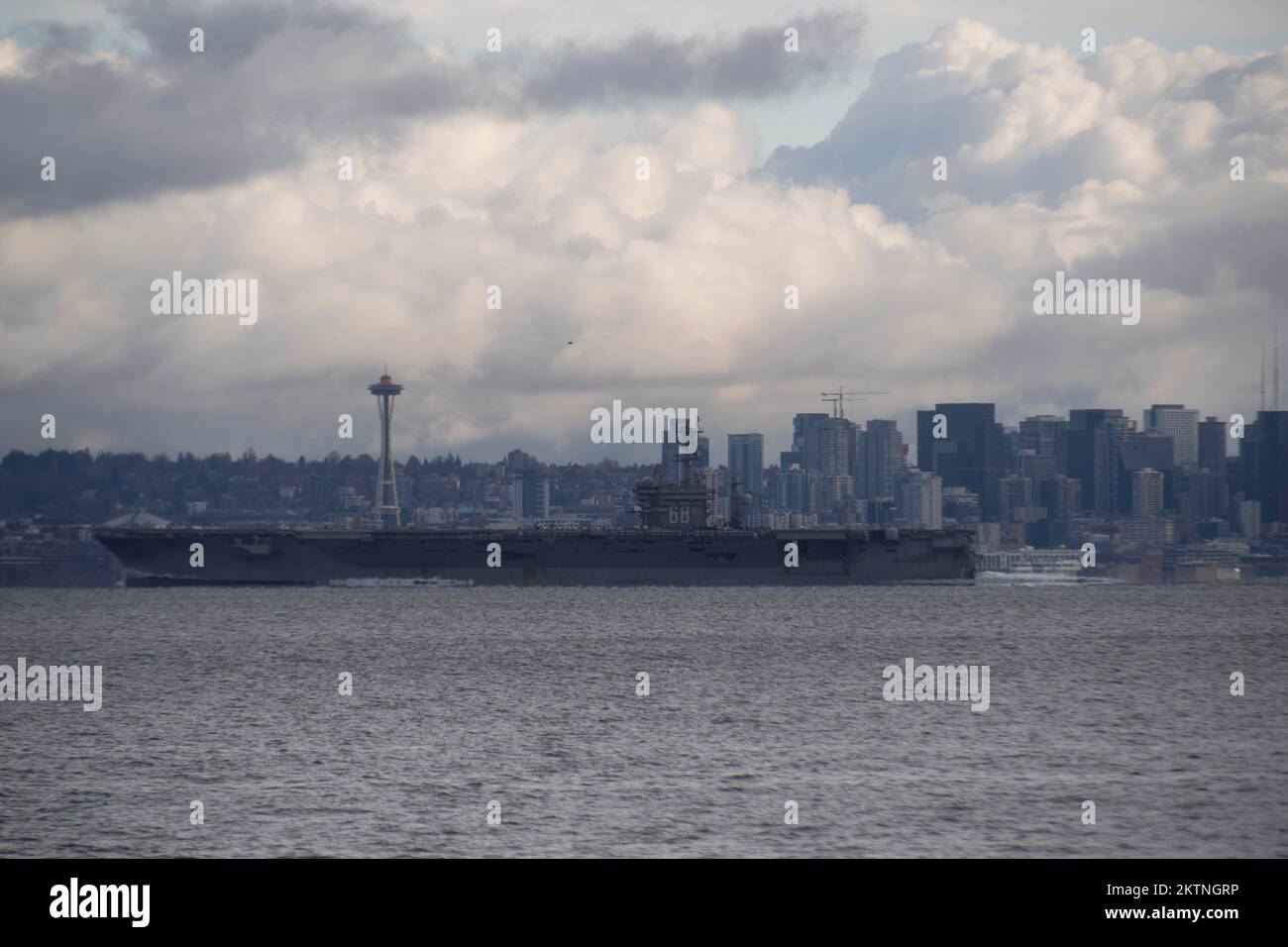 Le porte-avions USS Nimitz (CVN 68) transite le Puget Sound après avoir quitté son homeport de Bremerton, Washington, le 28 novembre 2022. Nimitz fournit à l'autorité de commandement nationale une capacité de combat souple et talible en tant que vaisseau amiral d'un groupe de grève des transporteurs qui maintient la stabilité et la sécurité maritimes pour assurer l'accès, décourager l'agression et défendre les intérêts américains, alliés et partenaires. (É.-U. Photo de la marine par le spécialiste des communications de masse 1st classe Heather C. Wamsley) Banque D'Images