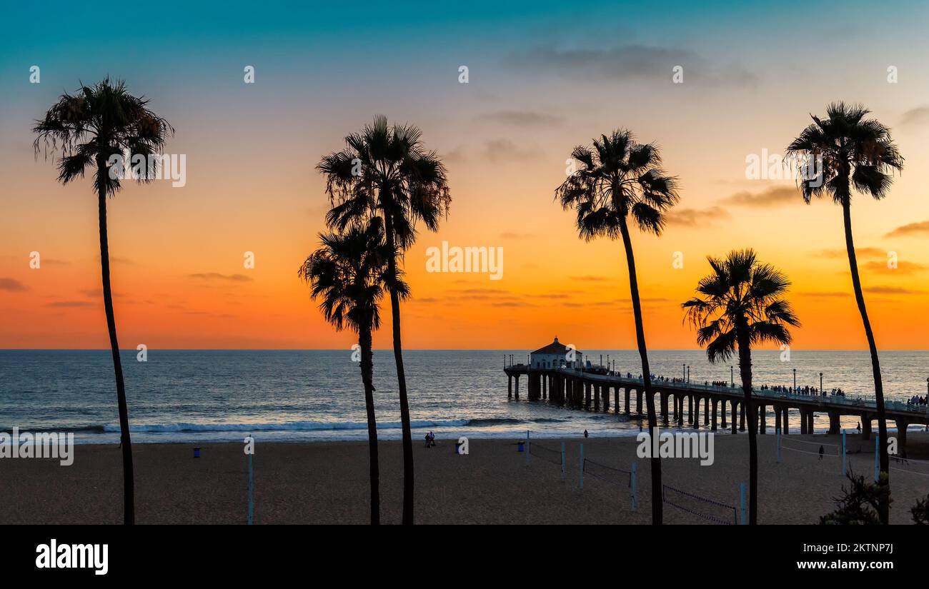 Plage au coucher du soleil avec palmiers à Manhattan Beach, Californie. Mode Voyage et concept de plage tropicale. Banque D'Images