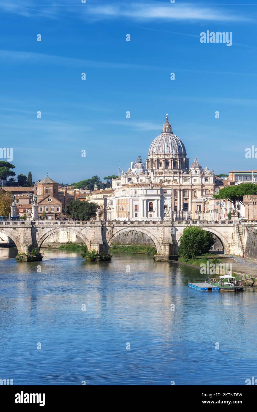 Paysage de Rome et basilique Saint-Pierre au Vatican à la journée ensoleillée, Rome Italie. Banque D'Images