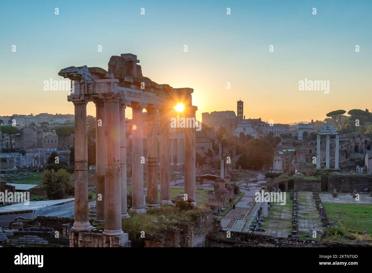 Lever du soleil au Forum romain de Rome, Italie Banque D'Images