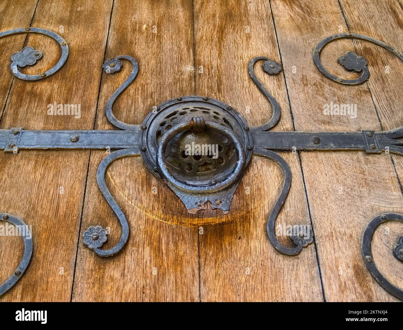 Porte antique en fer forgé noir tirer sur la vieille porte en bois de la planche de fermeture. Banque D'Images