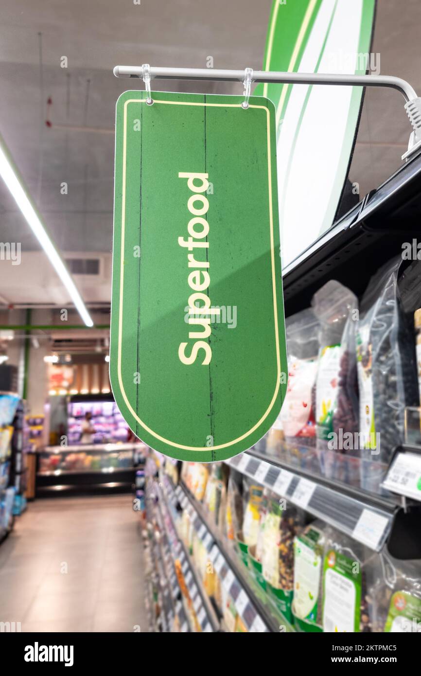 Affiche le mot Superfood dans l'allée de l'épicerie du supermarché Banque D'Images