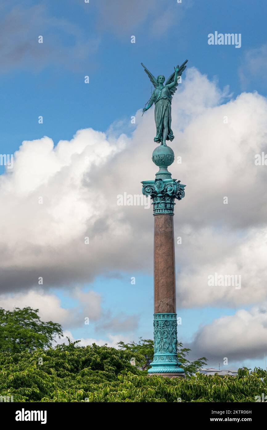 Copenhague, Danemark - 24 juillet 2022: Ivar Huitfeldt détail de la colonne. La statue de Victoria en bronze verdâtre est au sommet d'une colonne de pierre brune Admirals dans le parc Langelinie Banque D'Images