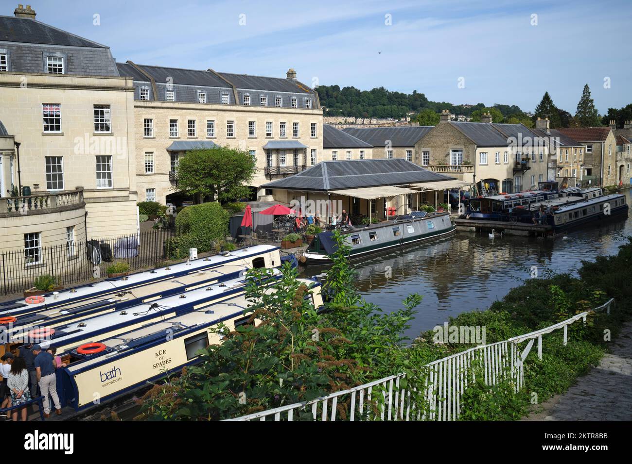 Bains de bateaux à rames sur le canal à Bath Angleterre Banque D'Images