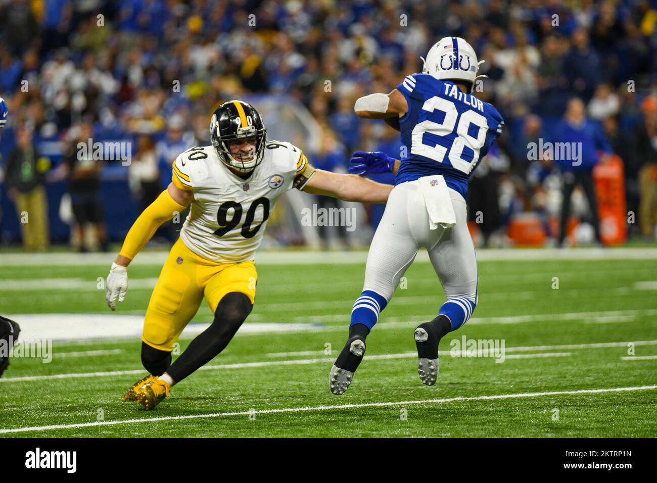 Indianapolis, Indiana, États-Unis. 28th novembre 2022. 28 novembre 2022 Pittsburgh Steelers linebacker T.J. Watt (90) atteint pour les Indianapolis Colts en course de retour Jonathan Taylor (28) pendant Pittsburgh Steelers vs Indianapolis Colts à Indianapolis, IN. Jake Mysliwczyk/BMR (image de crédit : © Jake Mysliwczyk/BMR via ZUMA Press Wire) Banque D'Images