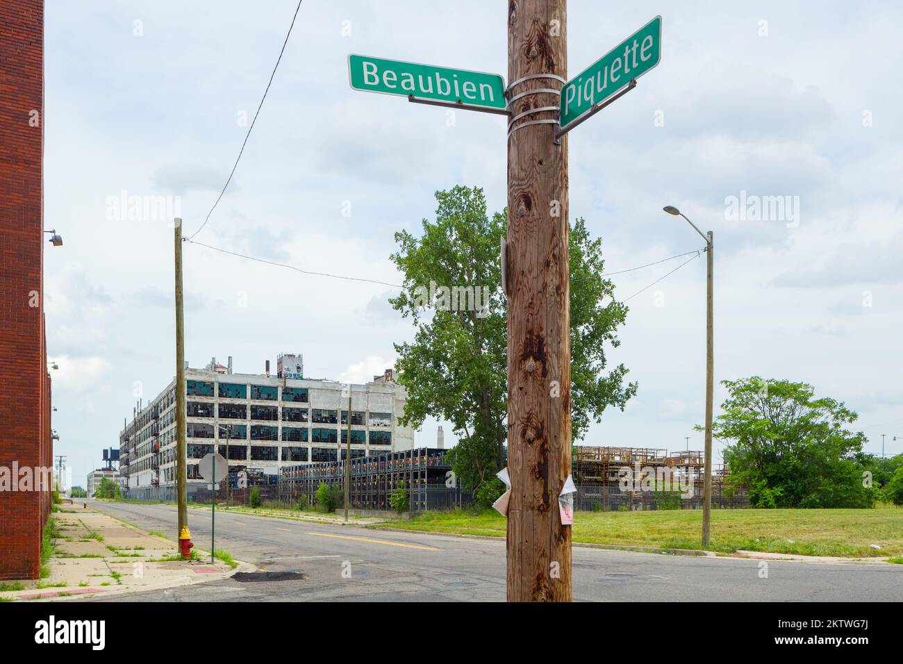 En regardant vers l'est le long de l'avenue Piquette dans le quartier historique industriel de Piquette Avenue à Detroit avec l'usine de corps Fisher n° 21 au loin. Michigan États-Unis. Banque D'Images