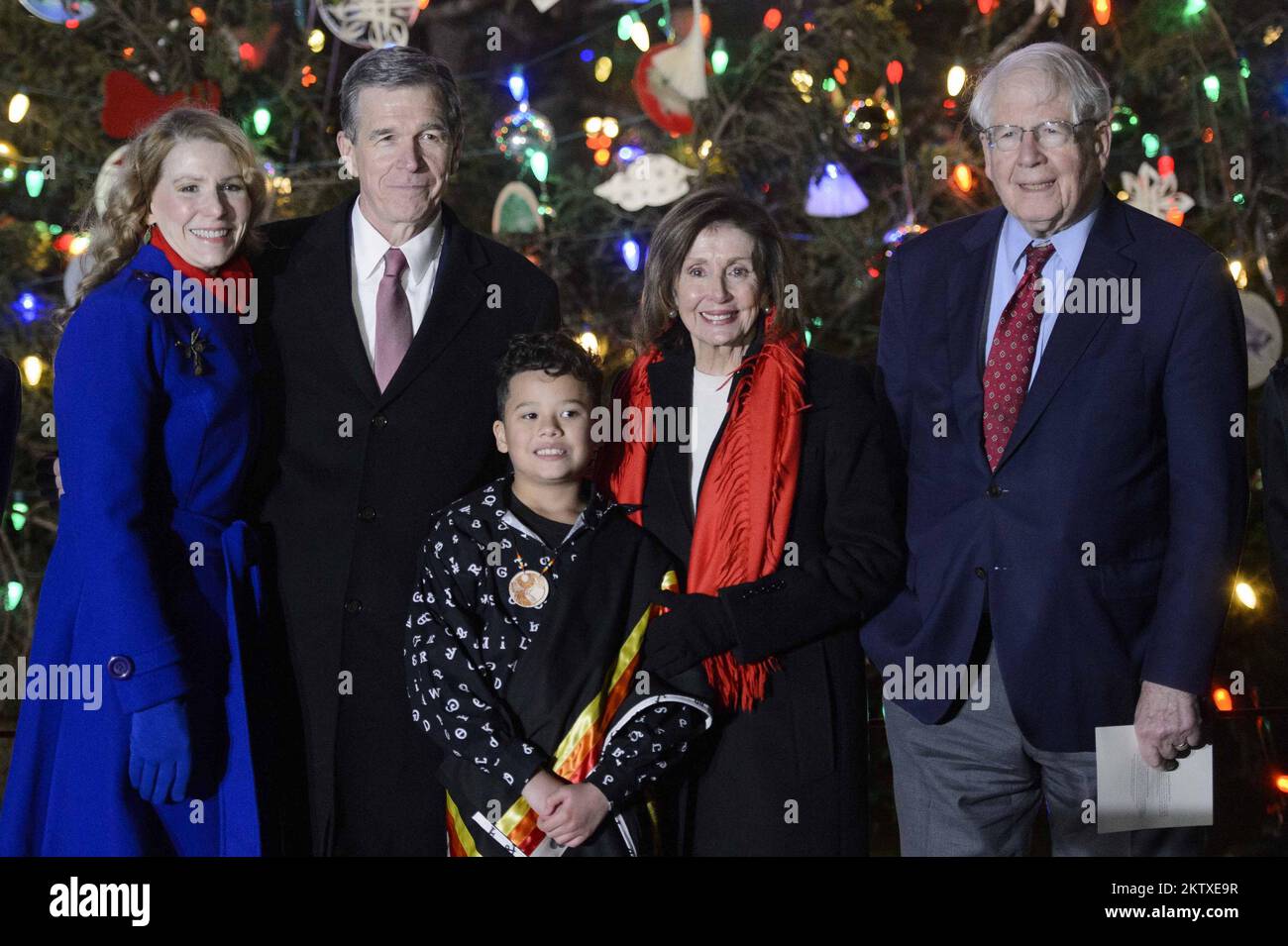 Washington, États-Unis. 29th novembre 2022. Le gouverneur de Caroline du Nord Roy Cooper et son épouse, Kristin, (L) poste avec le Président de la Chambre Nancy Pelosi, D-CA, le briquet d'arbre honoraire 'Coche' Catcuce Micco Tiger, un étudiant de quatrième classe de Cherokee, Caroline du Nord et le congressiste David Price, D-NC (R) après une cérémonie pour éclairer les États-Unis Arbre de Noël du Capitole sur la pelouse du West Front des États-Unis Capitole à Washington, DC mardi, 29 novembre 2022. Photo de Bonnie Cash/UPI. Crédit : UPI/Alay Live News Banque D'Images